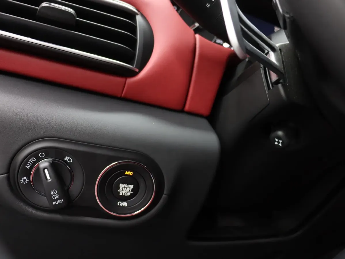 2022 Maserati Levante 2.0T 330HP L4 8AT,autocango,china used car exporter,china ev exporter,chinese used car exporter,chinese used ev exporter