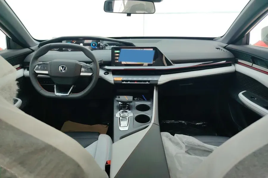 2024 ChangAn UNI-V iDD 1.5L 110HP L4 E-CVT PHEV 18.99KWH,autocango,china used car exporter,china ev exporter,chinese used car exporter,chinese used ev exporter