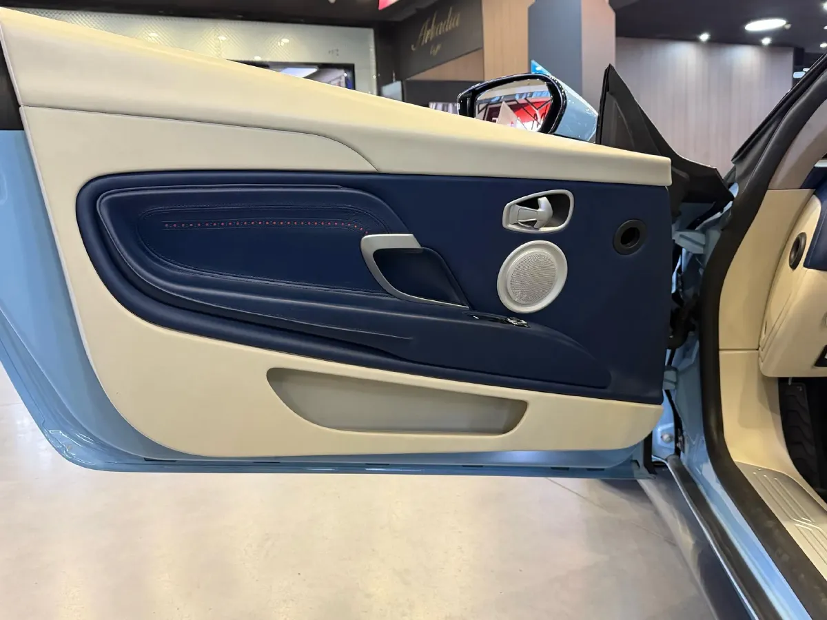 2017 Aston Martin DB11 4.0T 510HP V8 8AT,autocango,china used car exporter,china ev exporter,chinese used car exporter,chinese used ev exporter