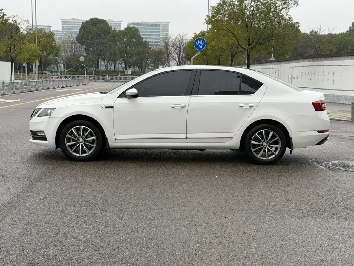 2019 Skoda Octavia 1.2T 116HP L4 7DCT,autocango,china used car exporter,china ev exporter,chinese used car exporter,chinese used ev exporter