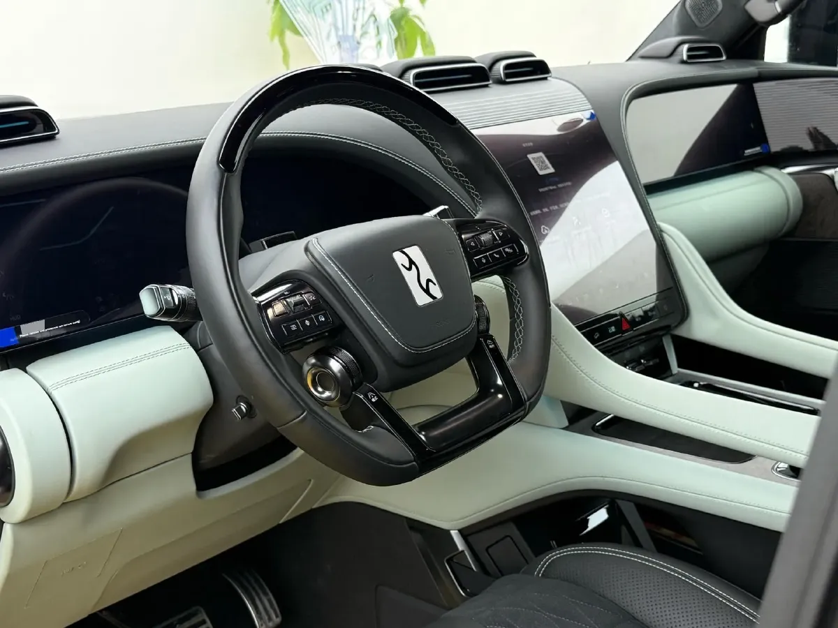 2024 YangWang U8 2.0T 272HP L4 REEV 49.05KWH,autocango,china used car exporter,china ev exporter,chinese used car exporter,chinese used ev exporter