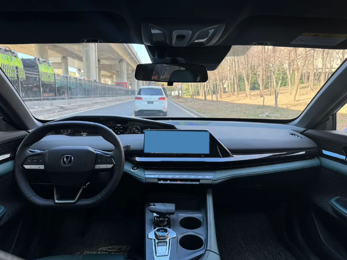 2024 ChangAn UNI-V iDD 1.5L 110HP L4 E-CVT PHEV 18.99KWH,autocango,china used car exporter,china ev exporter,chinese used car exporter,chinese used ev exporter