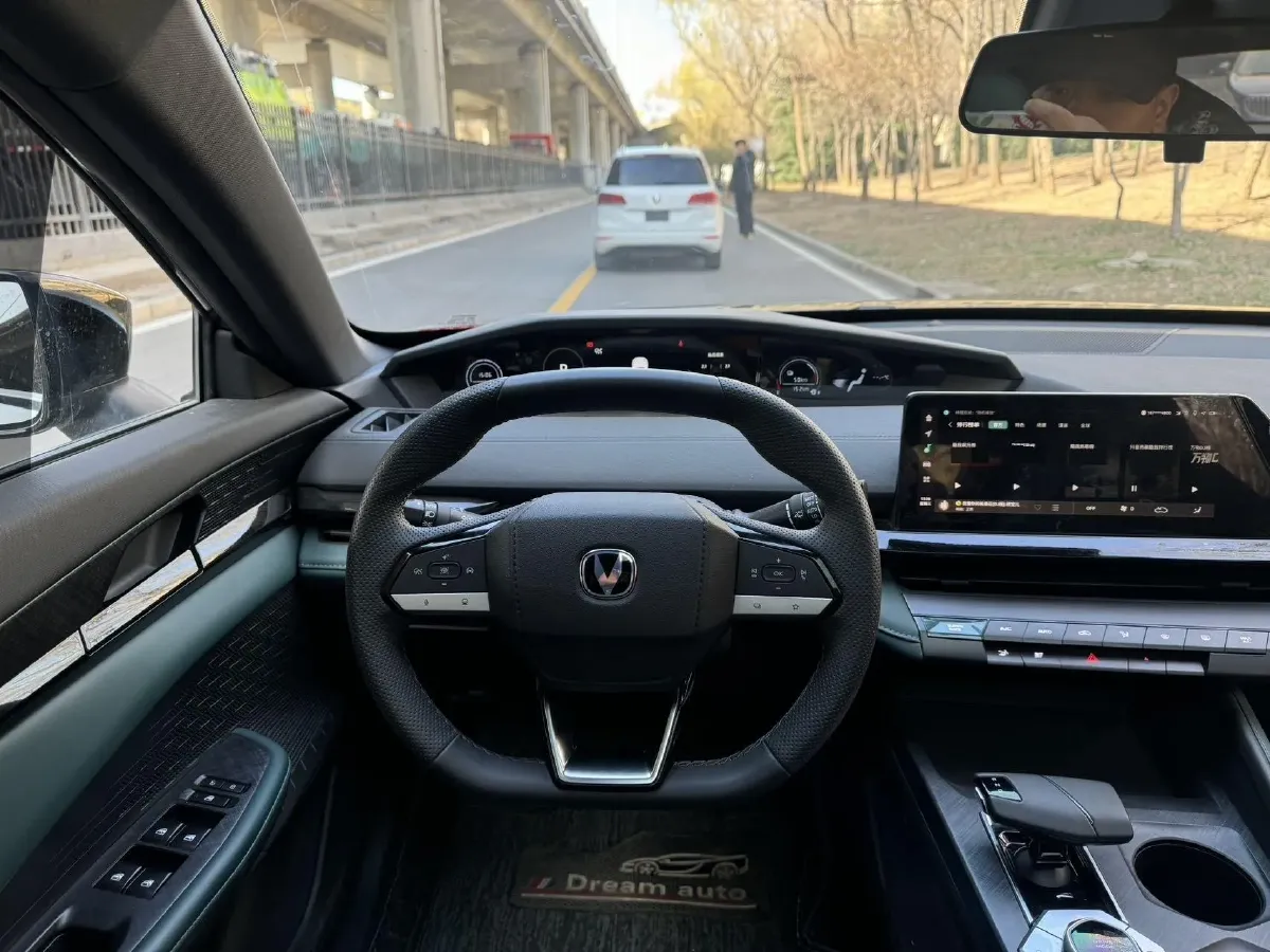 2024 ChangAn UNI-V iDD 1.5L 110HP L4 E-CVT PHEV 18.99KWH,autocango,china used car exporter,china ev exporter,chinese used car exporter,chinese used ev exporter