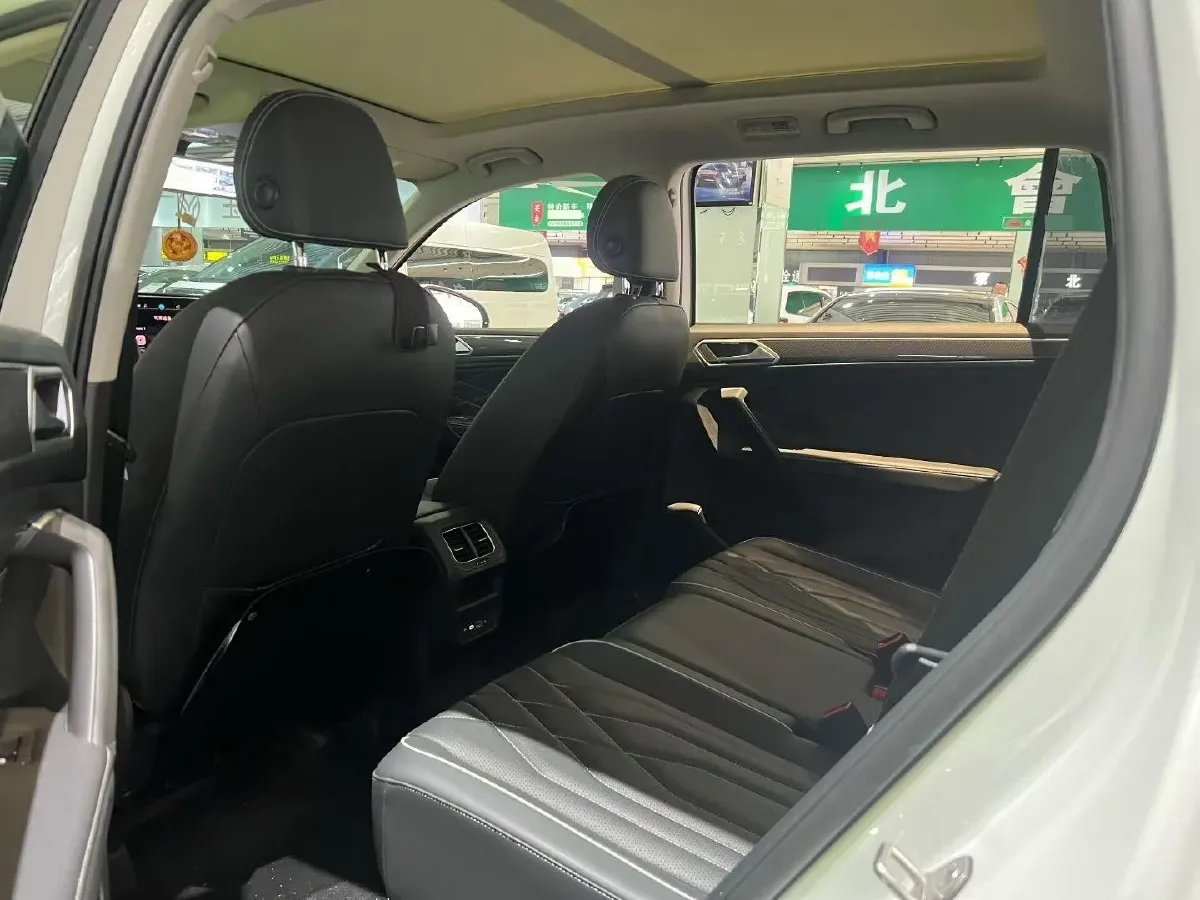 2023 Volkswagen Tiguan L 2.0T 186HP L4 7DCT,autocango,china used car exporter,china ev exporter,chinese used car exporter,chinese used ev exporter