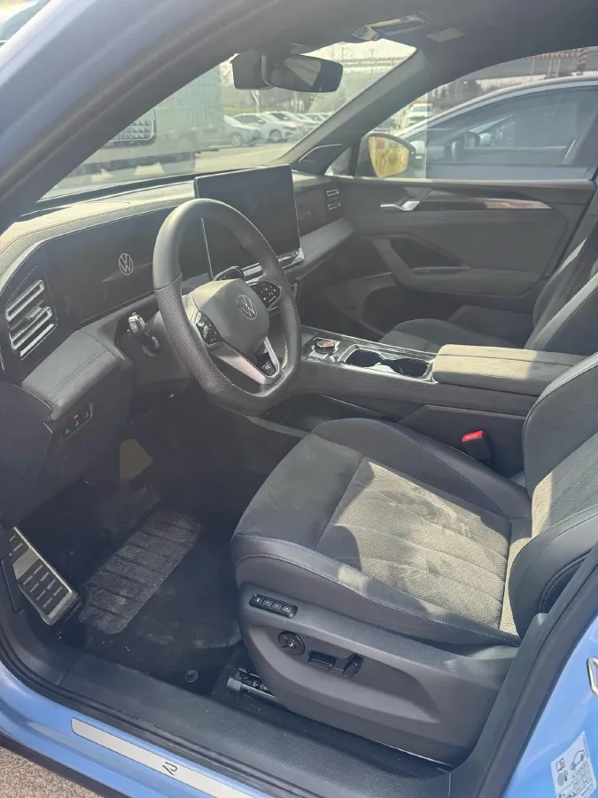 2024 Volkswagen Tiguan L 2.0T 220HP L4 7DCT,autocango,china used car exporter,china ev exporter,chinese used car exporter,chinese used ev exporter