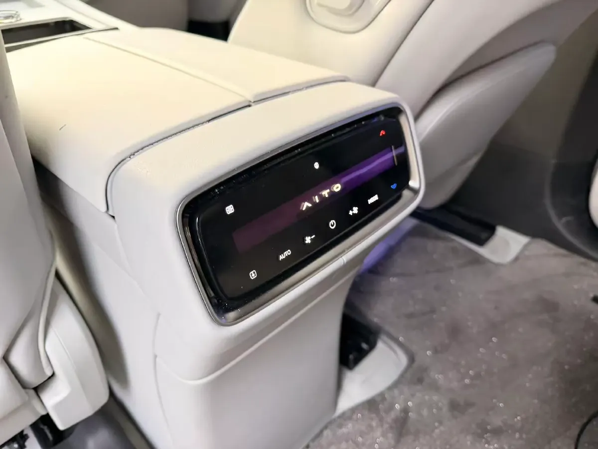 2024 AITO AITO M9 1.5T 152HP L4 REEV 42KWH,autocango,china used car exporter,china ev exporter,chinese used car exporter,chinese used ev exporter