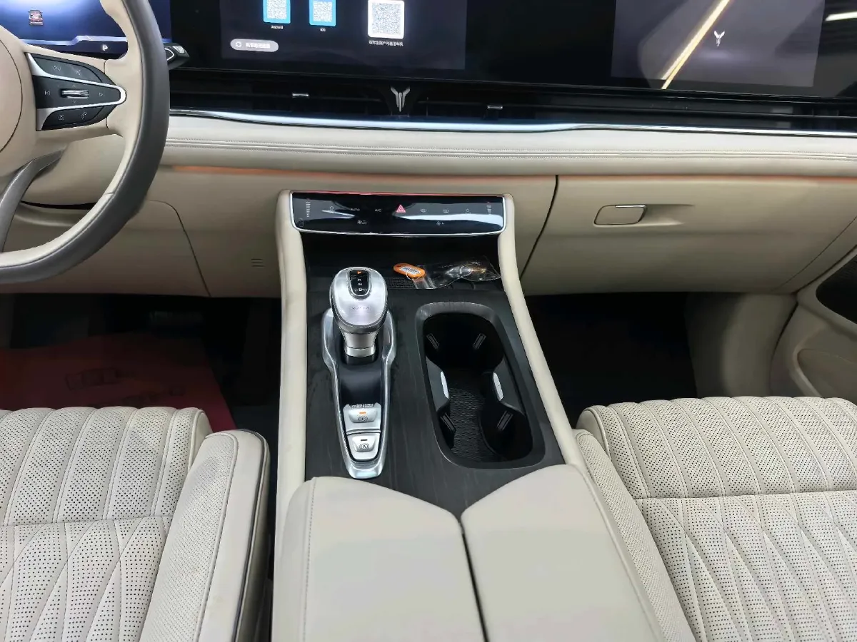 2024 Voyah Dream 1.5T 150HP L4 PHEV 43KWH,autocango,china used car exporter,china ev exporter,chinese used car exporter,chinese used ev exporter