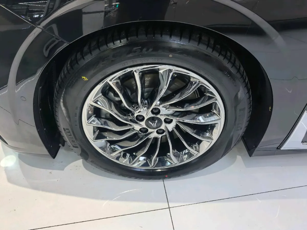 2024 Voyah Dream 1.5T 150HP L4 PHEV 43KWH,autocango,china used car exporter,china ev exporter,chinese used car exporter,chinese used ev exporter