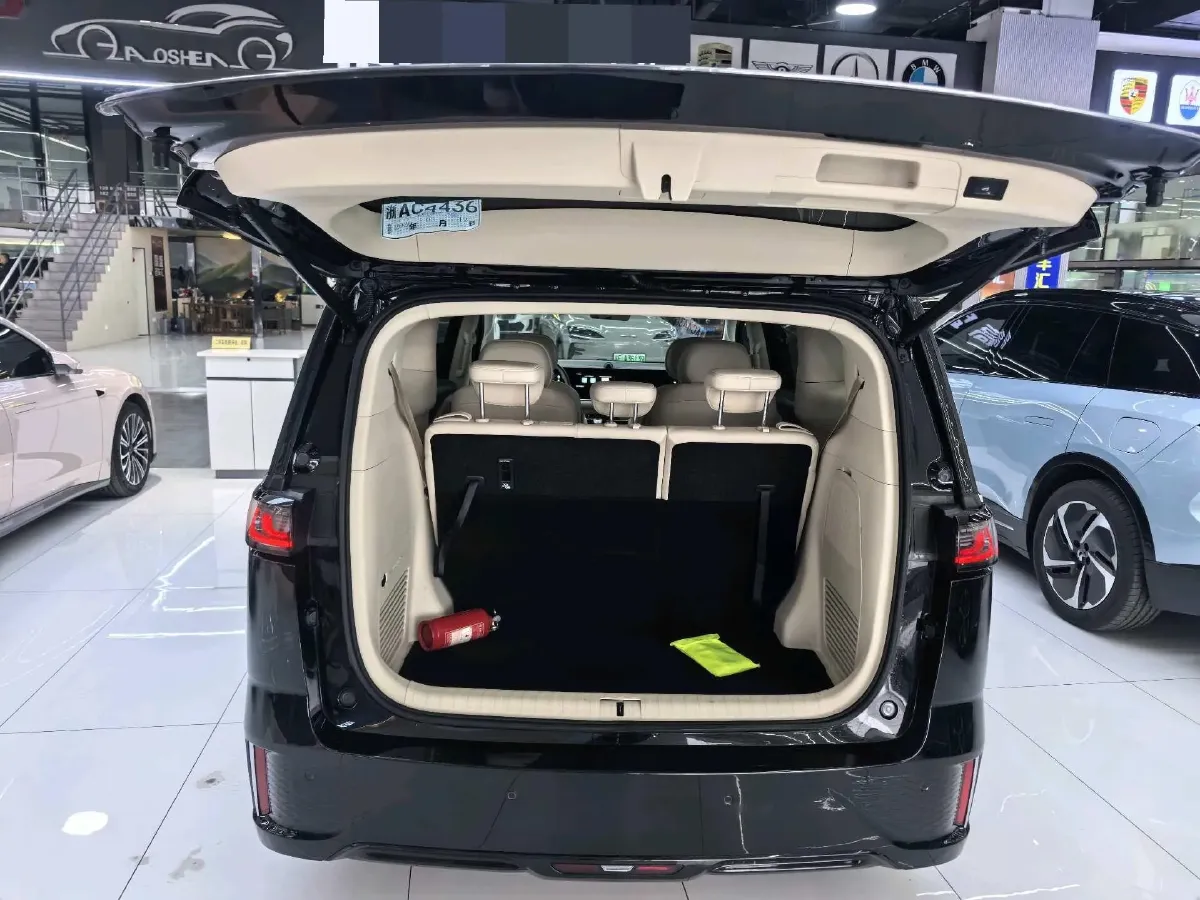 2024 Voyah Dream 1.5T 150HP L4 PHEV 43KWH,autocango,china used car exporter,china ev exporter,chinese used car exporter,chinese used ev exporter