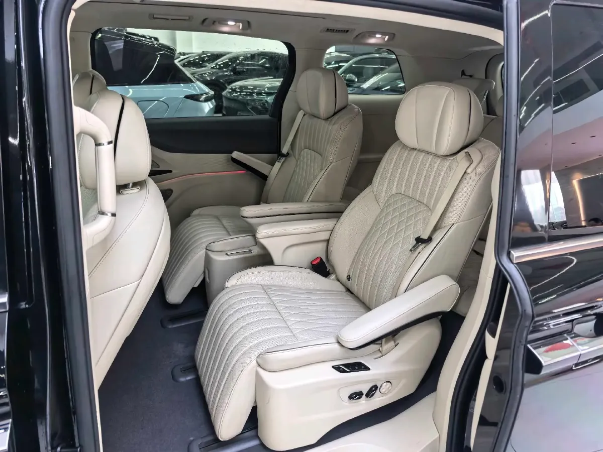 2024 Voyah Dream 1.5T 150HP L4 PHEV 43KWH,autocango,china used car exporter,china ev exporter,chinese used car exporter,chinese used ev exporter