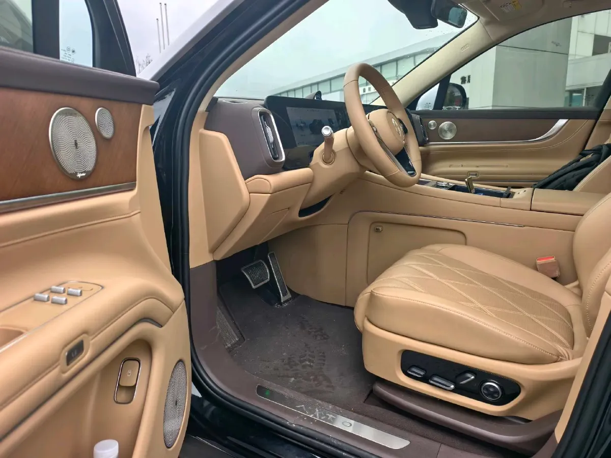 2025 AITO AITO M9 REEV 160HP REEV 52KWH,autocango,china used car exporter,china ev exporter,chinese used car exporter,chinese used ev exporter