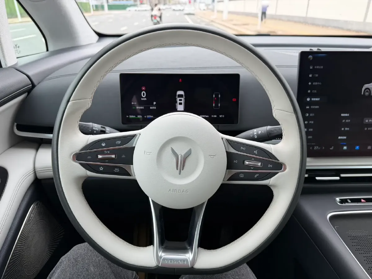 2025 Voyah Dream 1.5T 150HP L4 PHEV 41.7KWH,autocango,china used car exporter,china ev exporter,chinese used car exporter,chinese used ev exporter