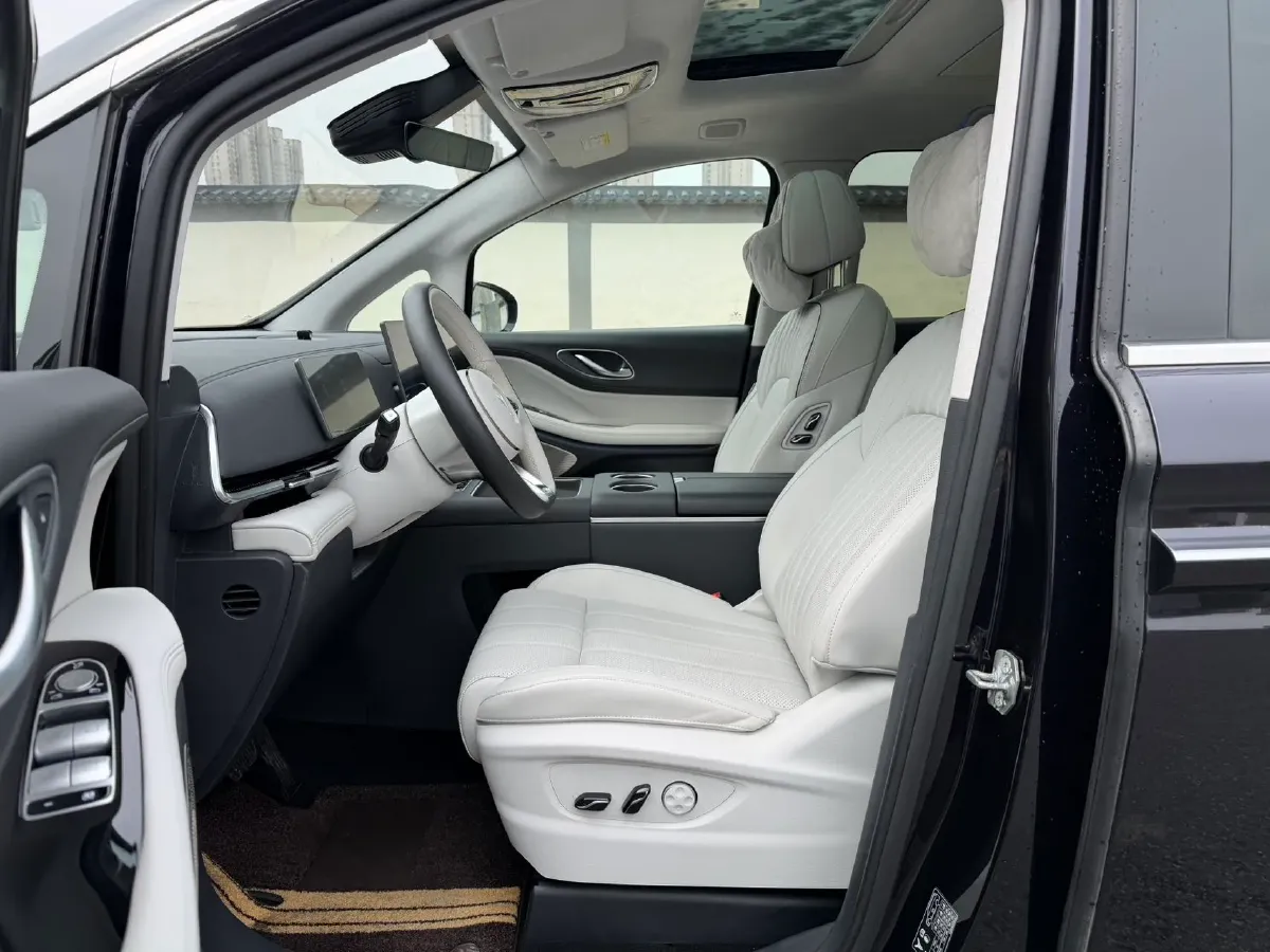 2025 Voyah Dream 1.5T 150HP L4 PHEV 41.7KWH,autocango,china used car exporter,china ev exporter,chinese used car exporter,chinese used ev exporter