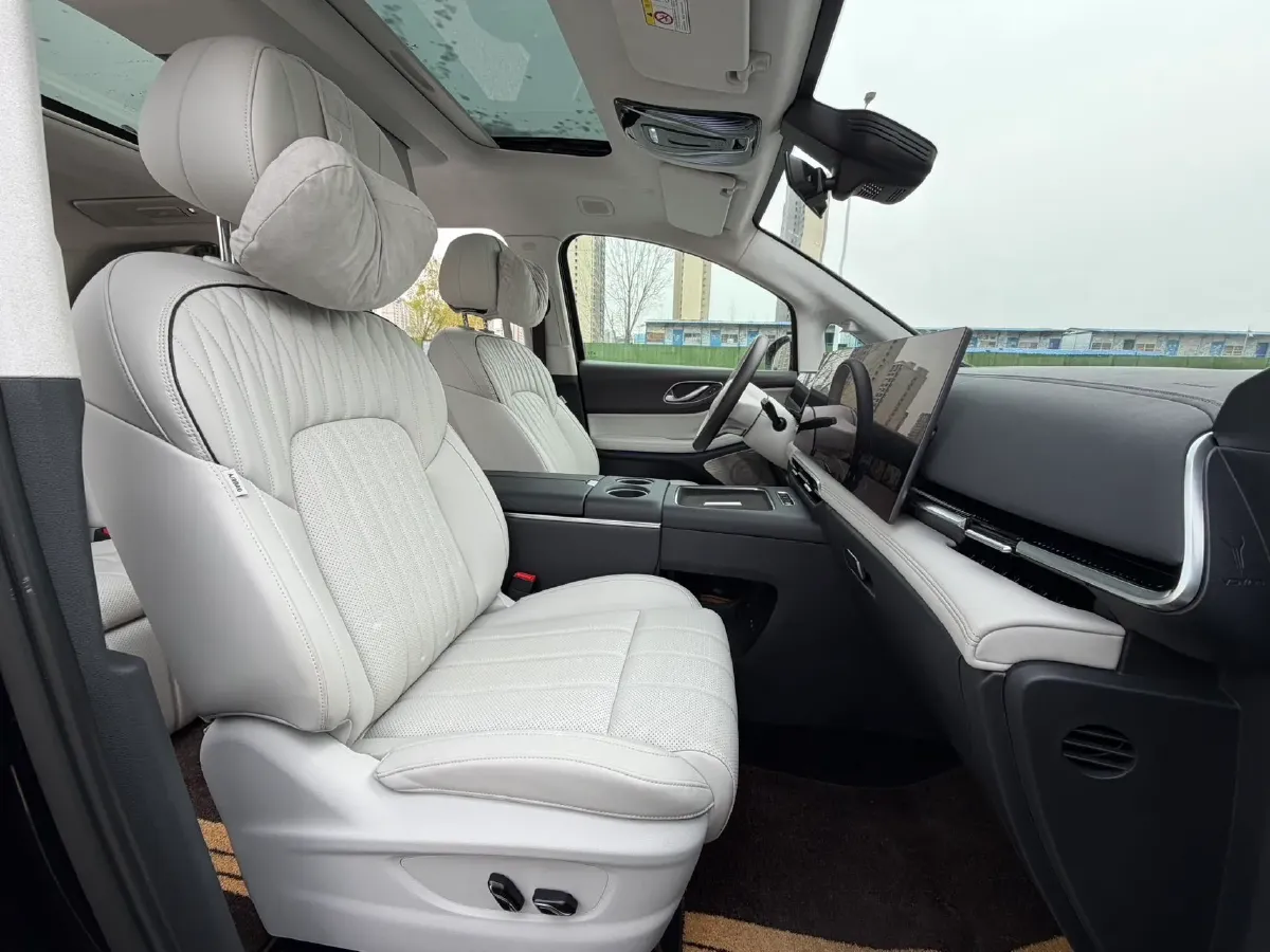 2025 Voyah Dream 1.5T 150HP L4 PHEV 41.7KWH,autocango,china used car exporter,china ev exporter,chinese used car exporter,chinese used ev exporter