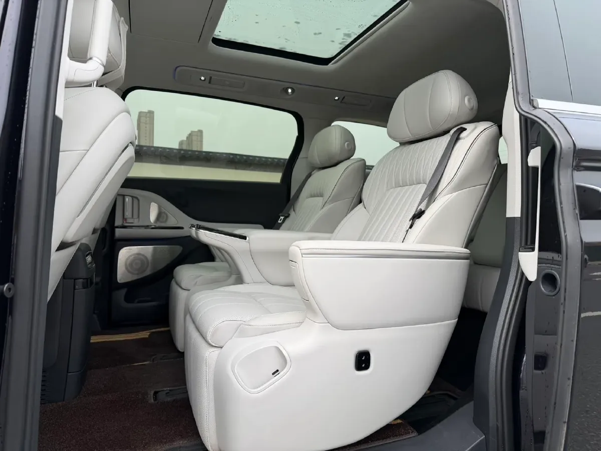 2025 Voyah Dream 1.5T 150HP L4 PHEV 41.7KWH,autocango,china used car exporter,china ev exporter,chinese used car exporter,chinese used ev exporter