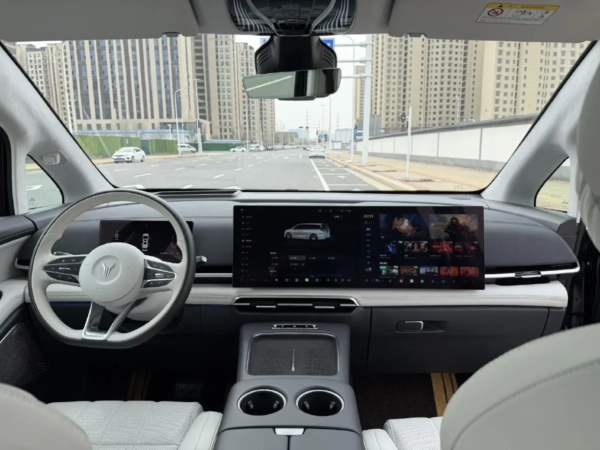 2025 Voyah Dream 1.5T 150HP L4 PHEV 41.7KWH,autocango,china used car exporter,china ev exporter,chinese used car exporter,chinese used ev exporter