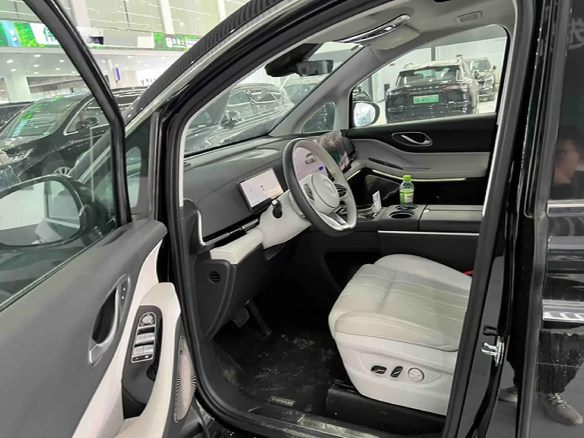 2025 Voyah Dream 1.5T 150HP L4 PHEV 41.7KWH,autocango,china used car exporter,china ev exporter,chinese used car exporter,chinese used ev exporter