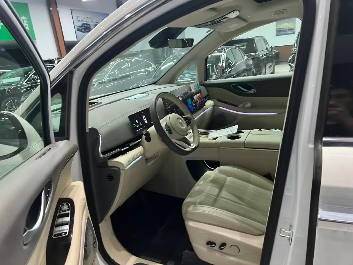 2025 Voyah Dream 1.5T 150HP L4 PHEV 41.7KWH,autocango,china used car exporter,china ev exporter,chinese used car exporter,chinese used ev exporter