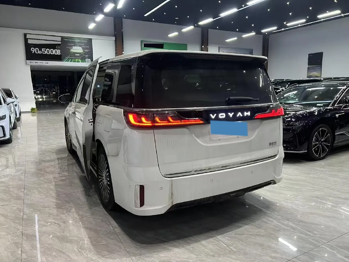 2025 Voyah Dream 1.5T 150HP L4 PHEV 41.7KWH,autocango,china used car exporter,china ev exporter,chinese used car exporter,chinese used ev exporter