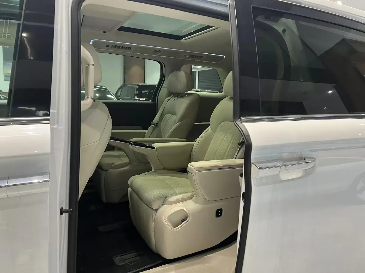 2025 Voyah Dream 1.5T 150HP L4 PHEV 41.7KWH,autocango,china used car exporter,china ev exporter,chinese used car exporter,chinese used ev exporter