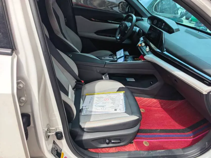 2024 ChangAn UNI-V iDD 1.5L 110HP L4 E-CVT PHEV 18.99KWH,autocango,china used car exporter,china ev exporter,chinese used car exporter,chinese used ev exporter