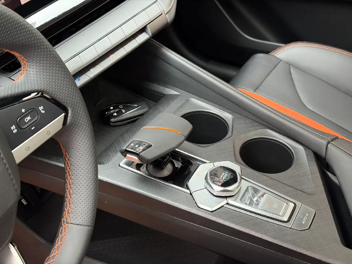 2024 ChangAn UNI-V 1.5T 188HP L4 7DCT,autocango,china used car exporter,china ev exporter,chinese used car exporter,chinese used ev exporter