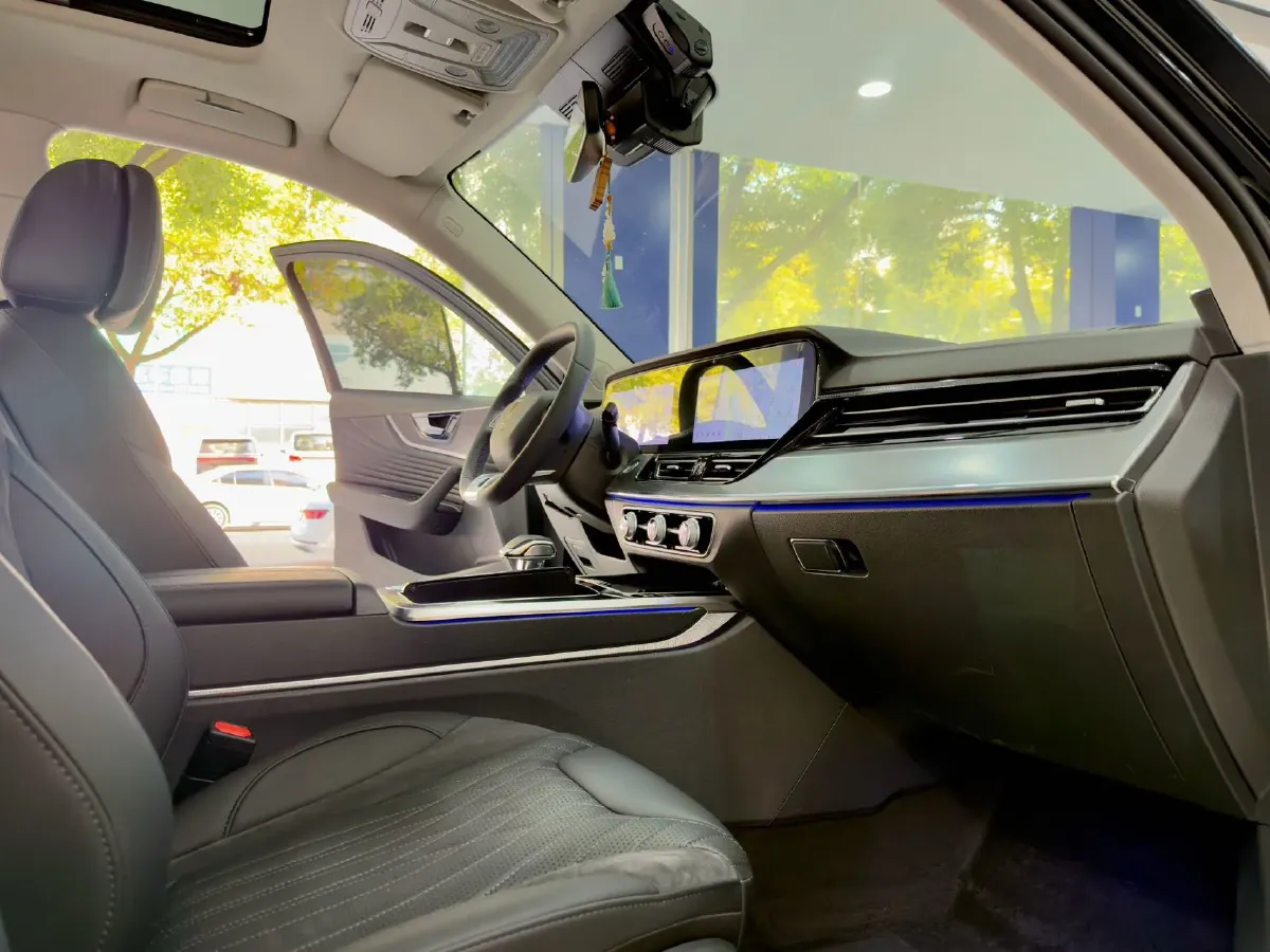 2023 HongQi HS5 2.0T 252HP L4 8AT,autocango,china used car exporter,china ev exporter,chinese used car exporter,chinese used ev exporter