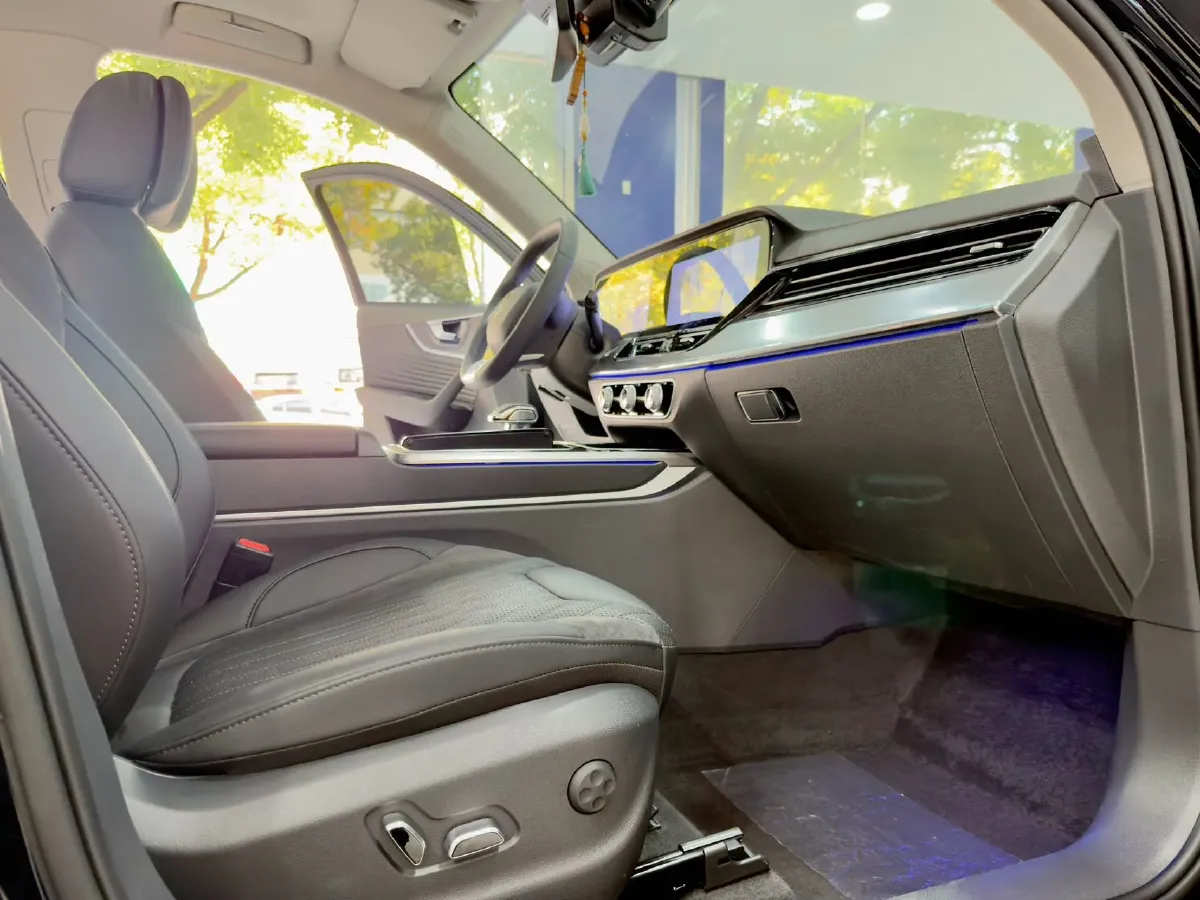 2023 HongQi HS5 2.0T 252HP L4 8AT,autocango,china used car exporter,china ev exporter,chinese used car exporter,chinese used ev exporter