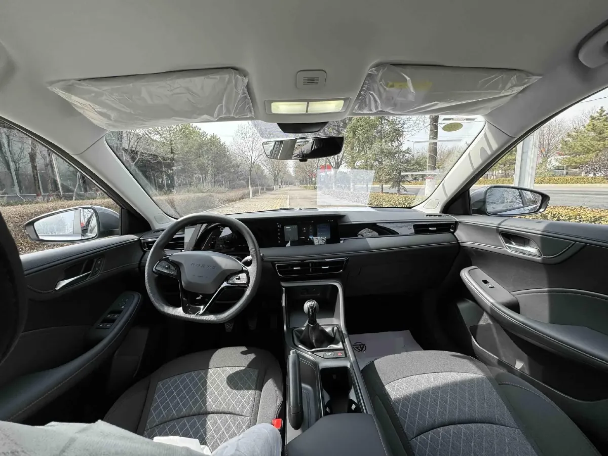 2023 Roewe i5 1.5L 129HP L4 5MT,autocango,china used car exporter,china ev exporter,chinese used car exporter,chinese used ev exporter