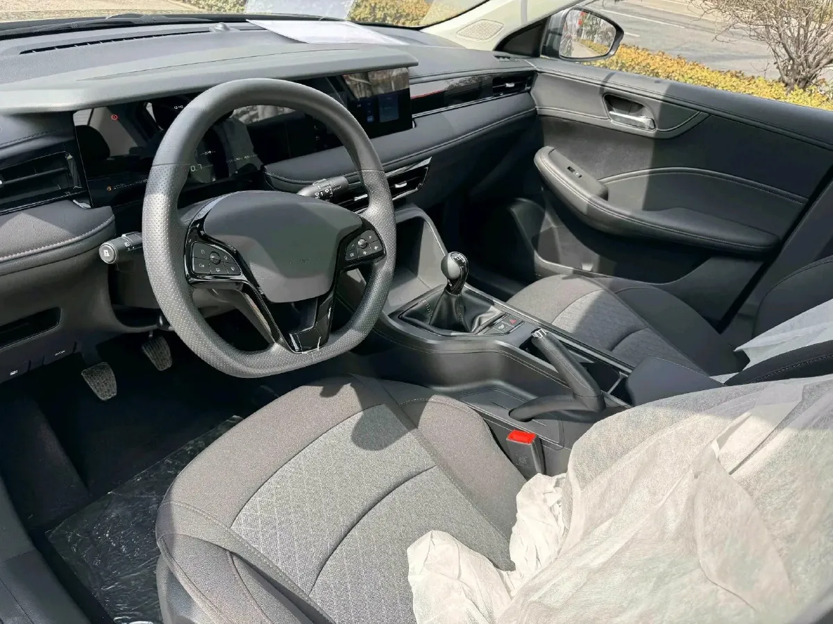 2023 Roewe i5 1.5L 129HP L4 5MT,autocango,china used car exporter,china ev exporter,chinese used car exporter,chinese used ev exporter