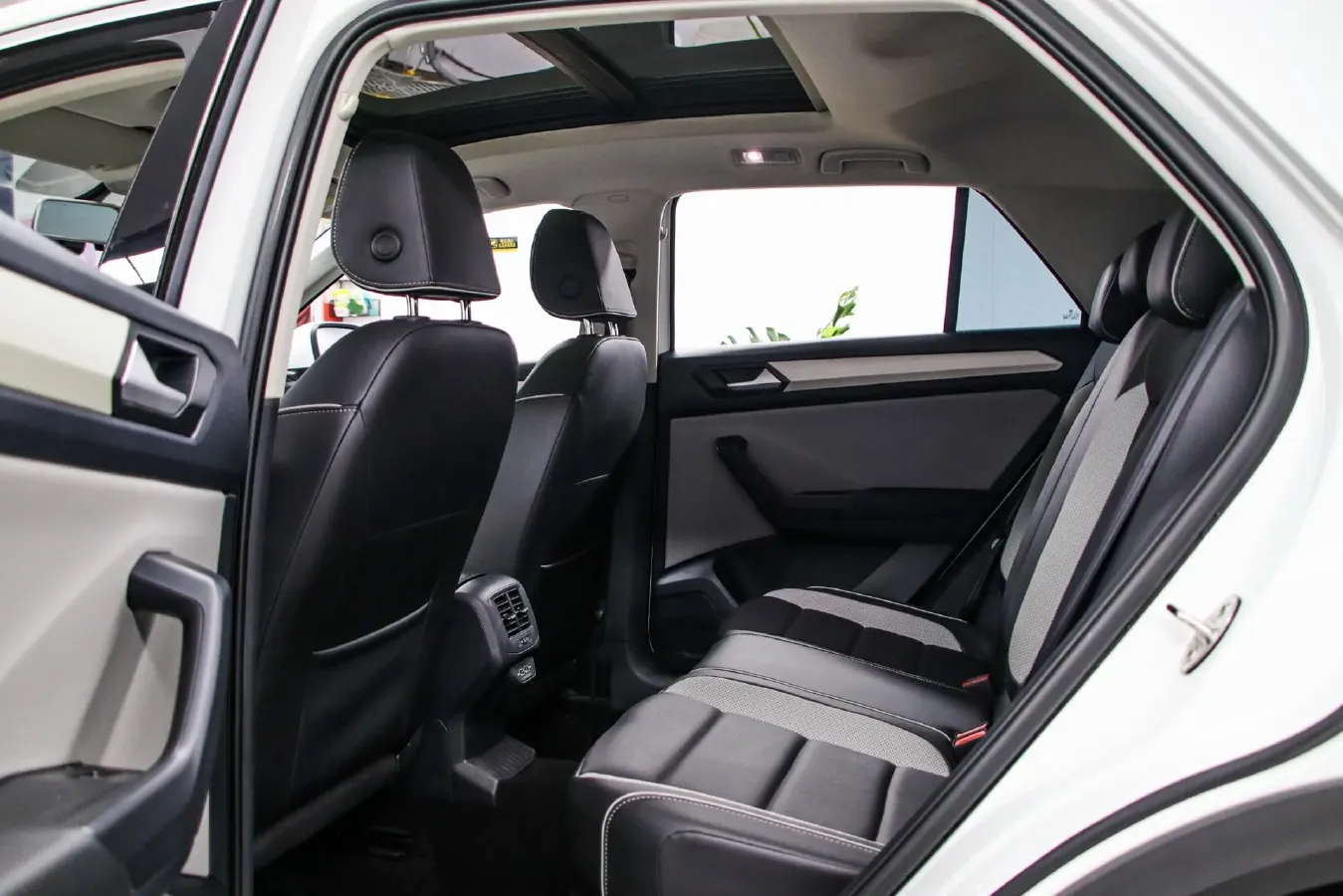 2023 Volkswagen T-Roc 1.4T 150HP L4 7DCT,autocango,china used car exporter,china ev exporter,chinese used car exporter,chinese used ev exporter