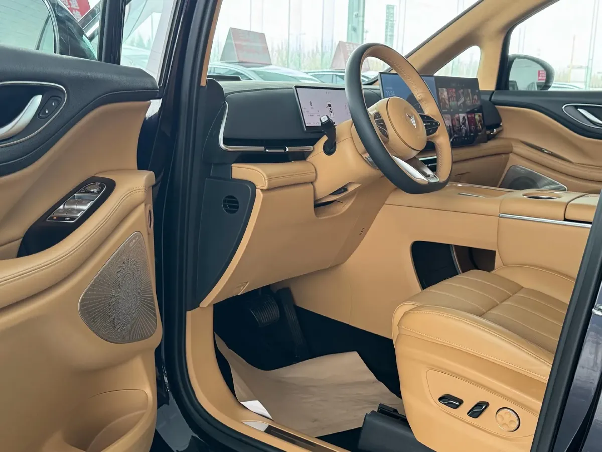 2025 Voyah Dream BEV 108.7KWH,autocango,china used car exporter,china ev exporter,chinese used car exporter,chinese used ev exporter