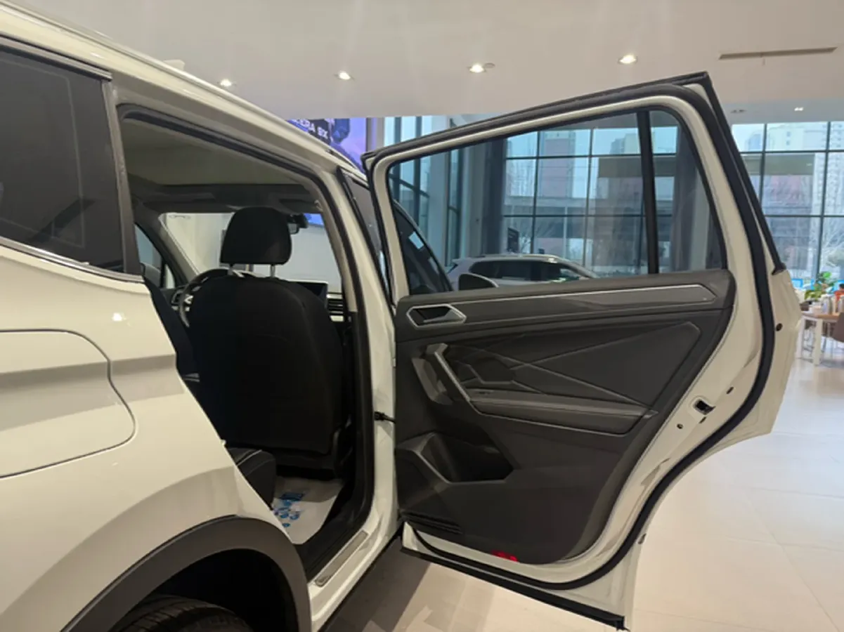 2024 Volkswagen Tiguan L 2.0T 186HP L4 7DCT,autocango,china used car exporter,china ev exporter,chinese used car exporter,chinese used ev exporter