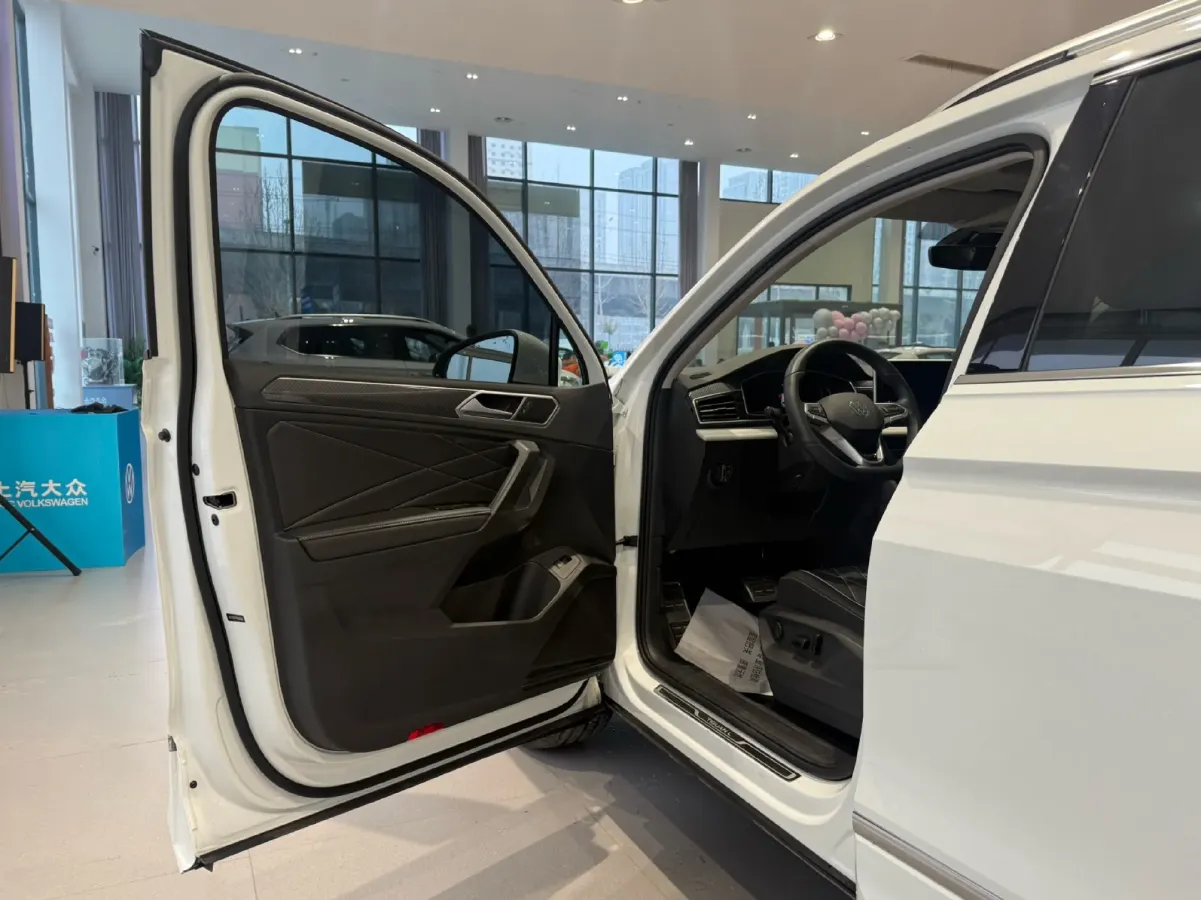 2024 Volkswagen Tiguan L 2.0T 186HP L4 7DCT,autocango,china used car exporter,china ev exporter,chinese used car exporter,chinese used ev exporter