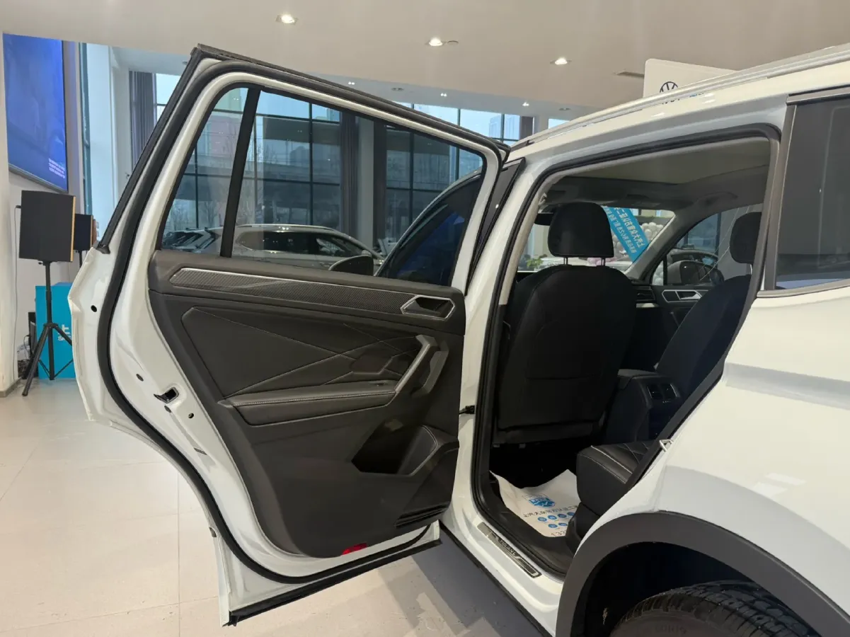 2024 Volkswagen Tiguan L 2.0T 186HP L4 7DCT,autocango,china used car exporter,china ev exporter,chinese used car exporter,chinese used ev exporter