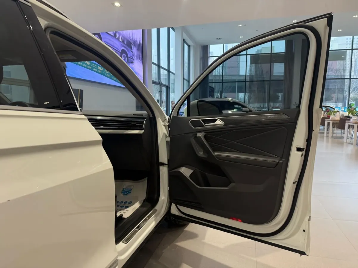 2024 Volkswagen Tiguan L 2.0T 186HP L4 7DCT,autocango,china used car exporter,china ev exporter,chinese used car exporter,chinese used ev exporter