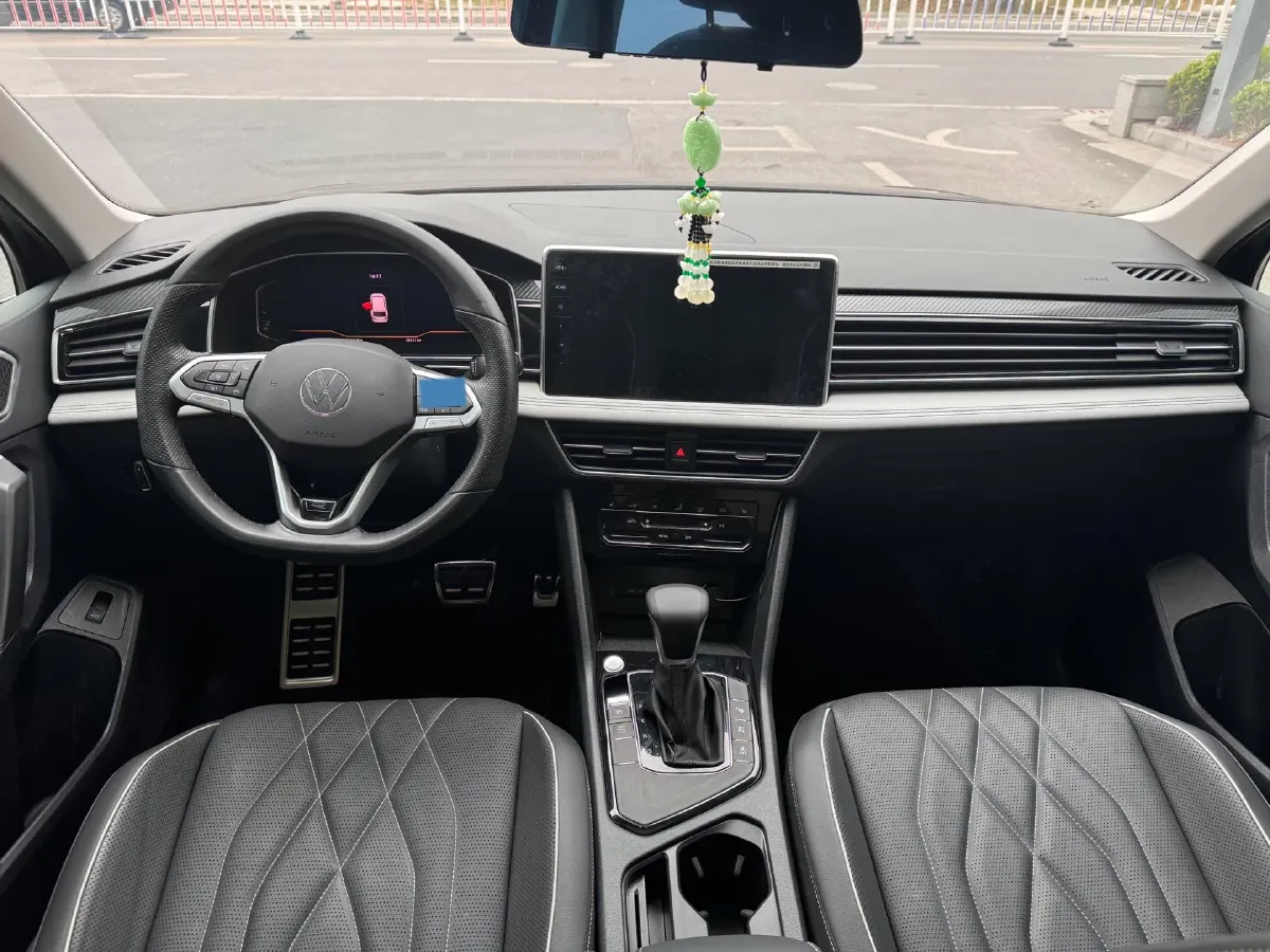 2024 Volkswagen Tiguan L 2.0T 186HP L4 7DCT,autocango,china used car exporter,china ev exporter,chinese used car exporter,chinese used ev exporter
