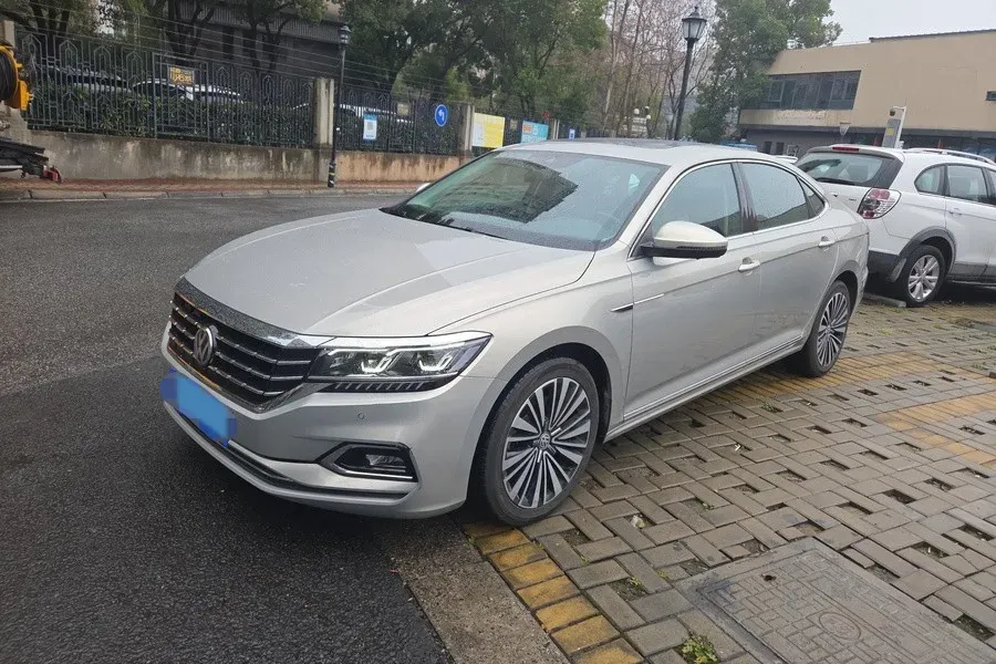 2019 Volkswagen Passat 2.0T 220HP L4 7DCT,autocango,china used car exporter,china ev exporter,chinese used car exporter,chinese used ev exporter