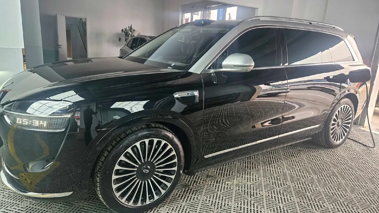 2025 AITO AITO M9 REEV 160HP REEV 52KWH,autocango,china used car exporter,china ev exporter,chinese used car exporter,chinese used ev exporter