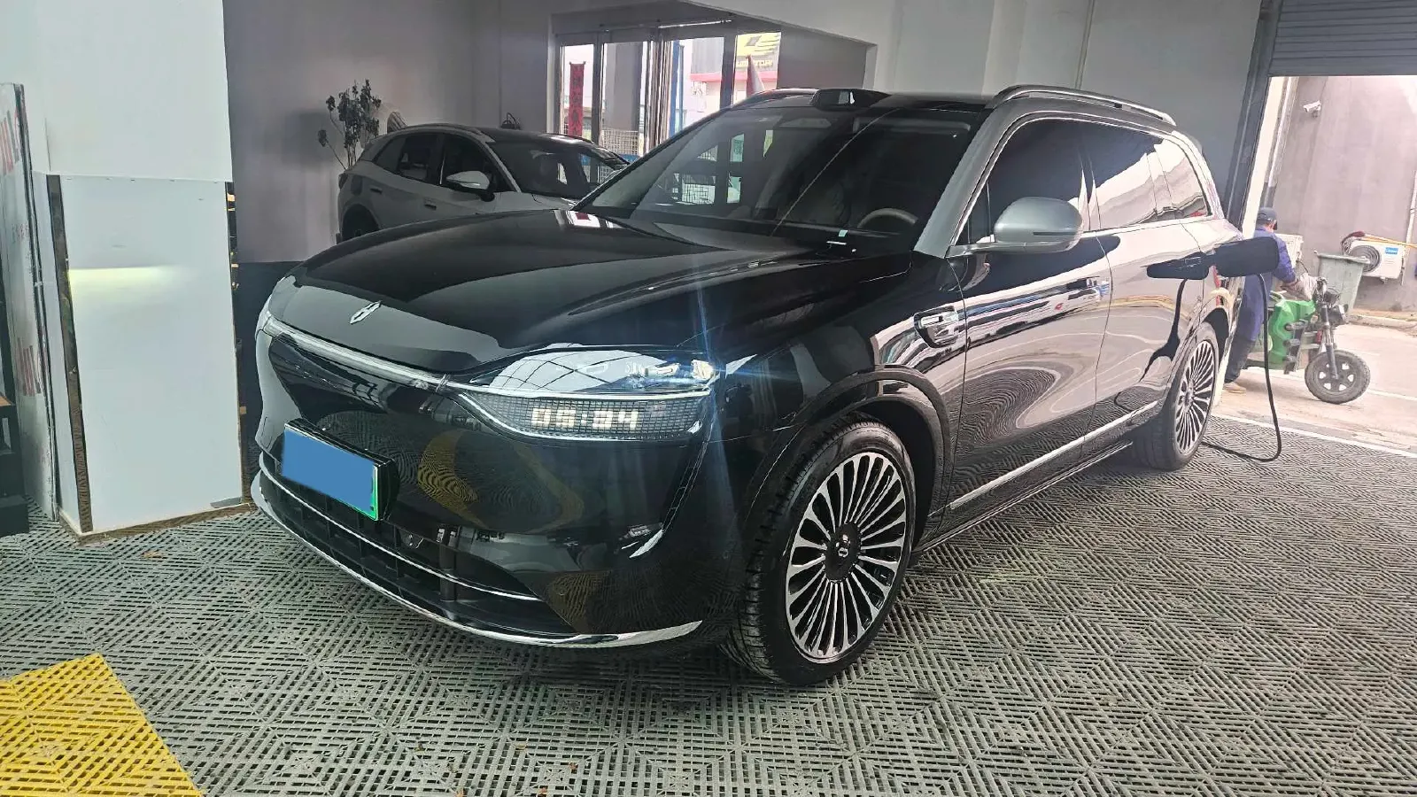2025 AITO AITO M9 REEV 160HP REEV 52KWH,autocango,china used car exporter,china ev exporter,chinese used car exporter,chinese used ev exporter