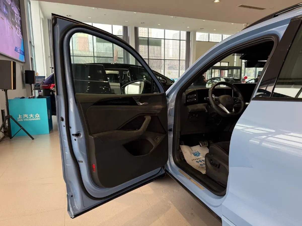 2024 Volkswagen Tiguan L 2.0T 220HP L4 7DCT,autocango,china used car exporter,china ev exporter,chinese used car exporter,chinese used ev exporter