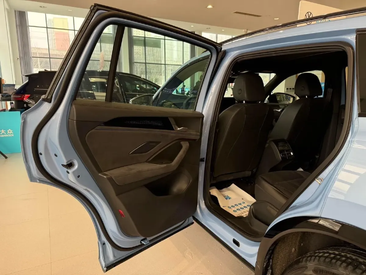 2024 Volkswagen Tiguan L 2.0T 220HP L4 7DCT,autocango,china used car exporter,china ev exporter,chinese used car exporter,chinese used ev exporter