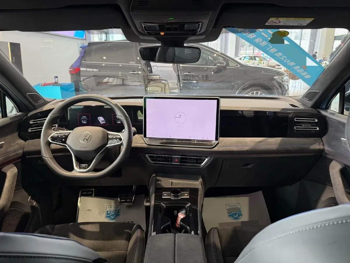 2024 Volkswagen Tiguan L 2.0T 220HP L4 7DCT,autocango,china used car exporter,china ev exporter,chinese used car exporter,chinese used ev exporter