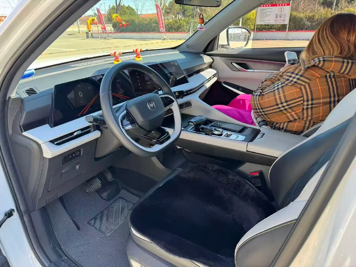 2023 ChangAn CS75 Plus 1.5T 188HP L4 8AT,autocango,china used car exporter,china ev exporter,chinese used car exporter,chinese used ev exporter