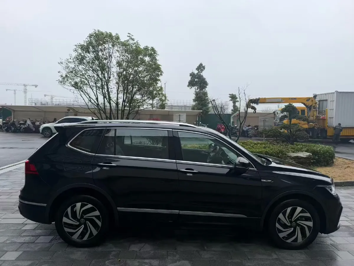 2024 Volkswagen Tiguan L 2.0T 186HP L4 7DCT,autocango,china used car exporter,china ev exporter,chinese used car exporter,chinese used ev exporter