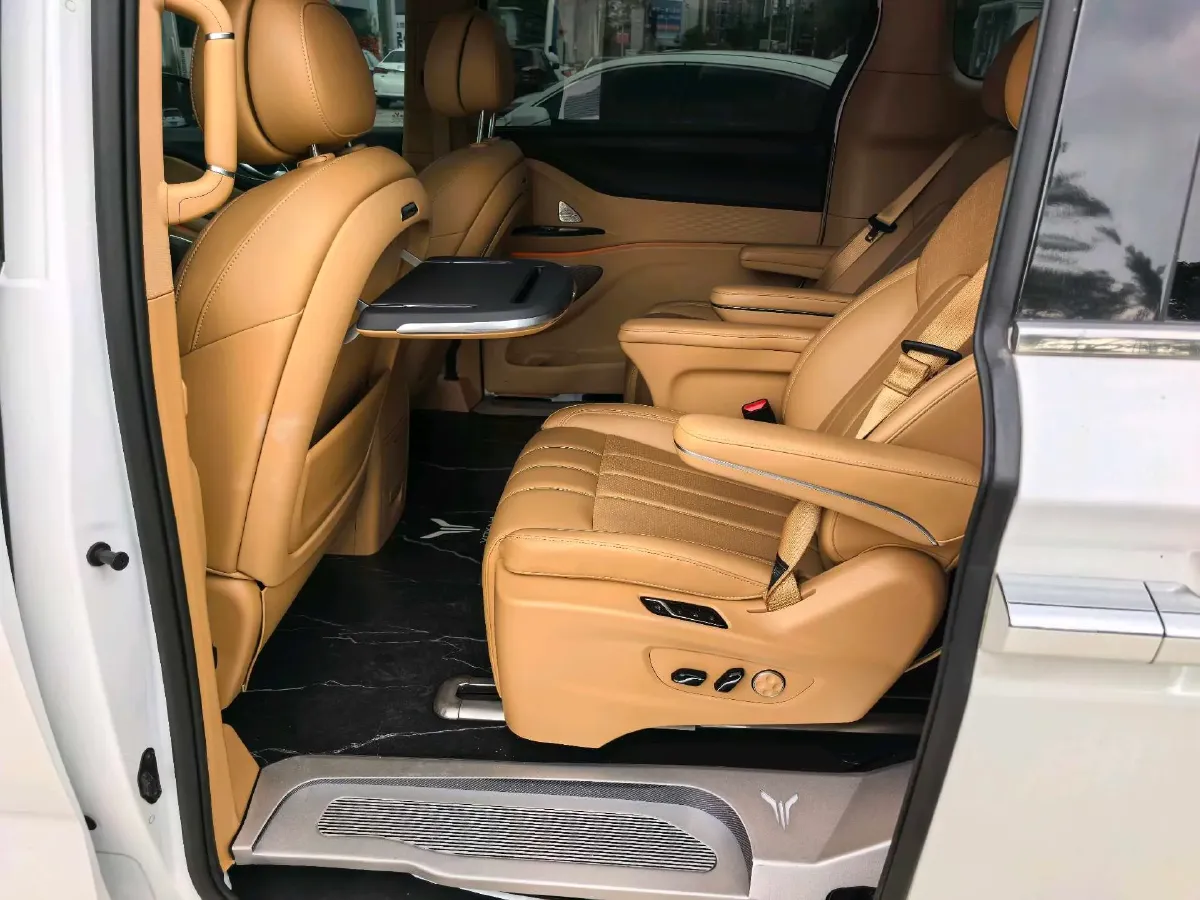 2024 Voyah Dream 1.5T 150HP L4 PHEV 43KWH,autocango,china used car exporter,china ev exporter,chinese used car exporter,chinese used ev exporter