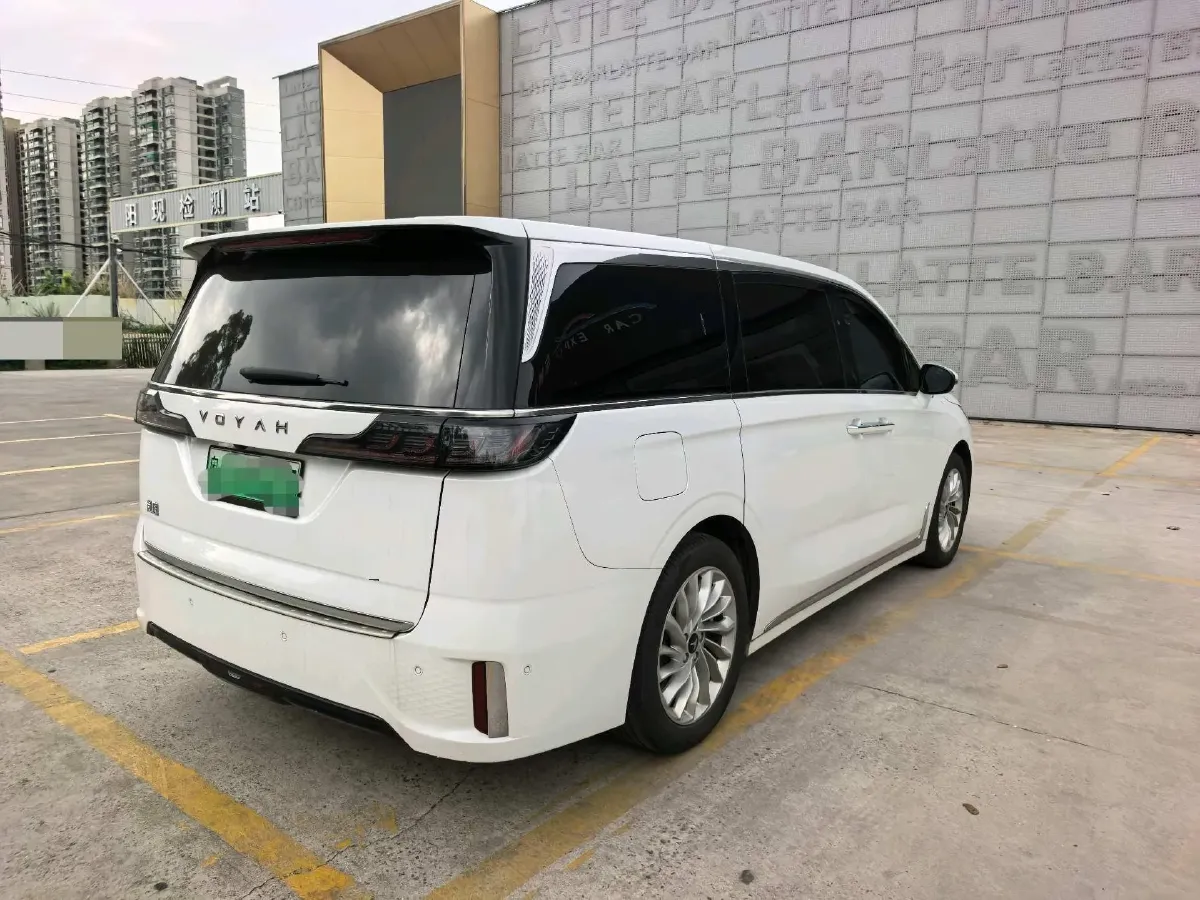 2024 Voyah Dream 1.5T 150HP L4 PHEV 43KWH,autocango,china used car exporter,china ev exporter,chinese used car exporter,chinese used ev exporter