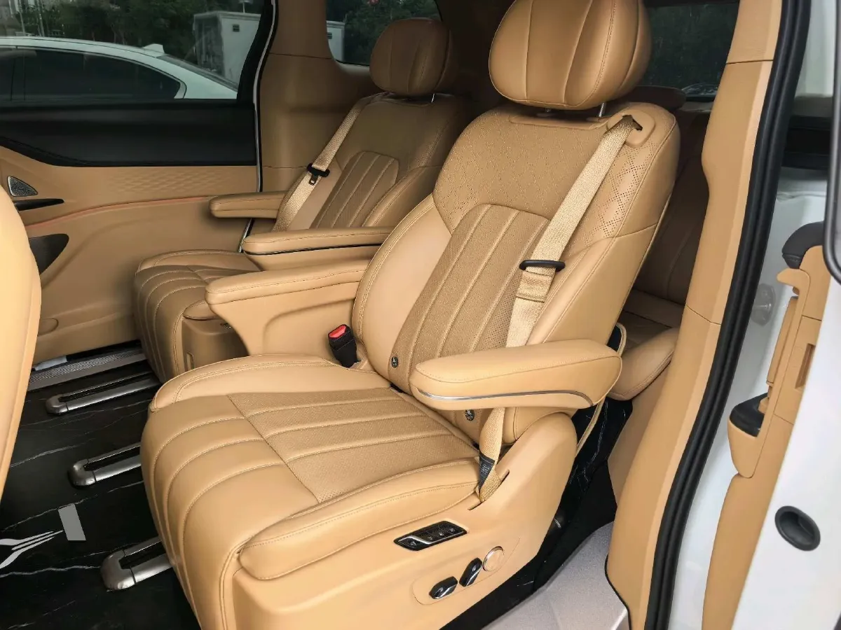 2024 Voyah Dream 1.5T 150HP L4 PHEV 43KWH,autocango,china used car exporter,china ev exporter,chinese used car exporter,chinese used ev exporter