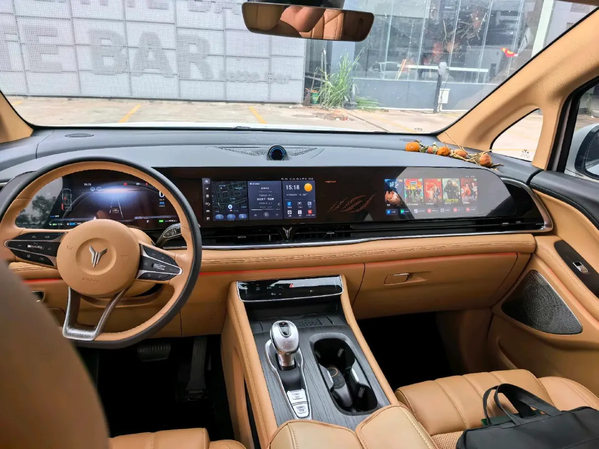 2024 Voyah Dream 1.5T 150HP L4 PHEV 43KWH,autocango,china used car exporter,china ev exporter,chinese used car exporter,chinese used ev exporter