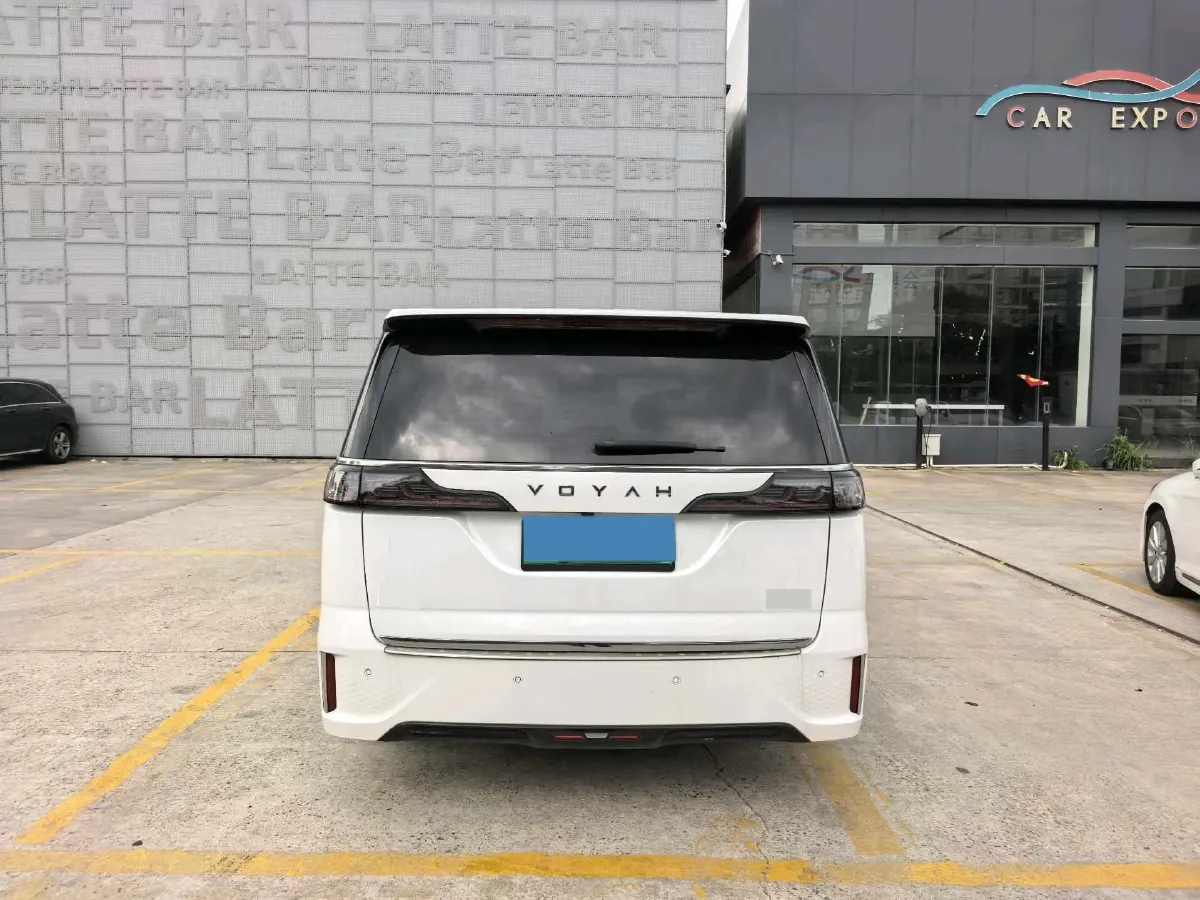 2024 Voyah Dream 1.5T 150HP L4 PHEV 43KWH,autocango,china used car exporter,china ev exporter,chinese used car exporter,chinese used ev exporter